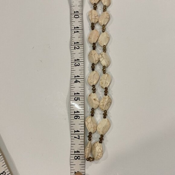 White large stones and gold plated beads necklace AB - Picture 5 of 6